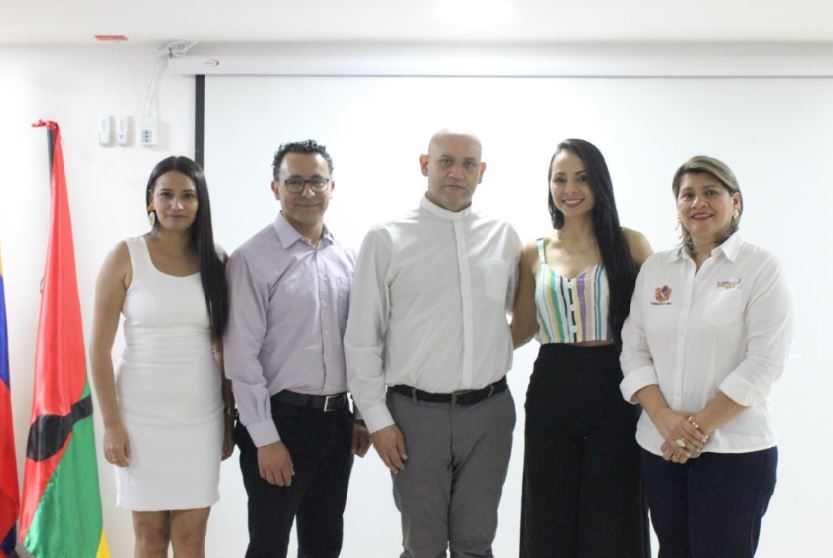 Alid Dayana Albadan, Jhon Jairo Rodríguez,  sacerdote Iván Díaz Gómez,  Aleidy Amorocho Gaona, y la gobernadora (E) Liliana Vásquez Sandoval.